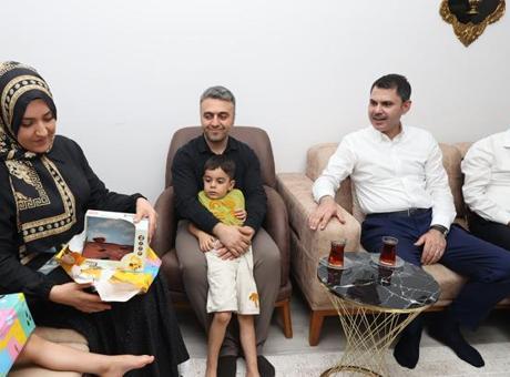 Bakan Kurum’dan depremzede aileye ziyaret!