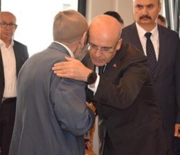 Bakan Şimşek, hayatını kaybeden ağabeyi için memleketi Batman’da taziyeleri kabul etti
