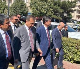 Bakan Yerlikaya, Kırşehir’de ziyaretlerde bulundu! Vatandaşlarla fotoğraf çektirdi