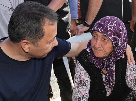 Bakan Yerlikaya Sındırgı’da depremzede aileleri ziyaret etti