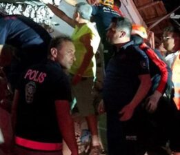 Balıkesir’de deprem! Yıkılan binadan bir kişi sağ olarak çıkarıldı