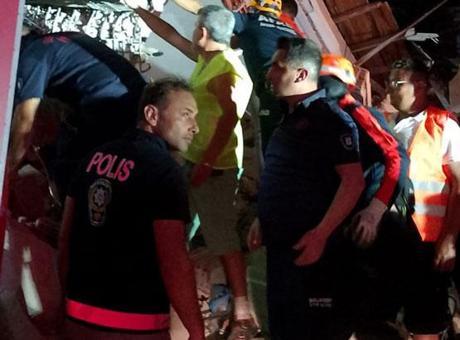 Balıkesir’de deprem! Yıkılan binadan bir kişi sağ olarak çıkarıldı