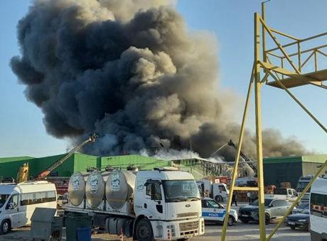 Balıkesir’de süt fabrikasında yangın: Alevlere müdahale sürüyor