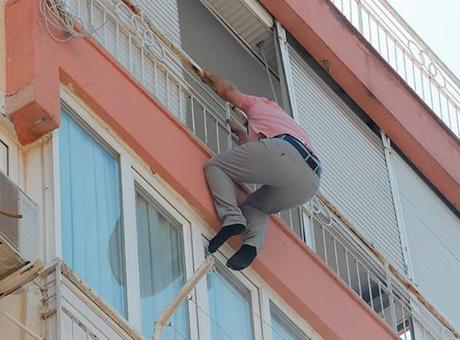 Balkonun demir korkuluklarında boşanma pazarlığı! Antalya’da şaşkına çeviren anlar