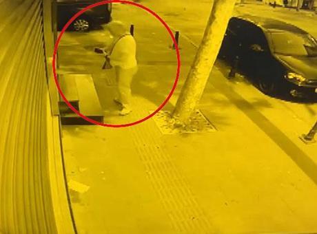 Bayrampaşa’da düşen cüzdandaki paraları aldı! Güvenlik kamerasına yakalandı