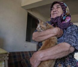 “Boncuk” Çanakkale yangını anlattı! Kedisine kavuşan kadın Kevser teyze mutlu oldu