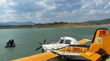 Burdur’da kırıma uğrayan eğitim uçağı vinç yardımıyla çıkarıldı