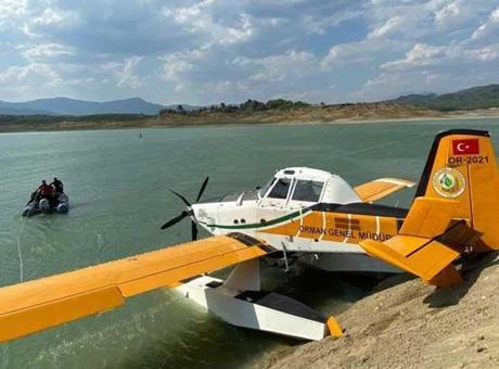 Burdur’da kırıma uğrayan eğitim uçağı vinç yardımıyla çıkarıldı