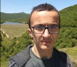Bursa’da korkunç ölüm: Başı çekyatın altına sıkışmış halde bulundu