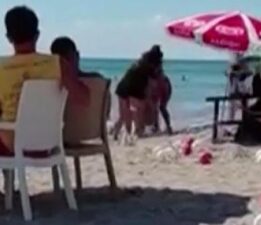 Büyükçekmece’de plaj keyfi kabusa döndü! ‘Sigara dumanı’ kavgasında kolunu ısırdı