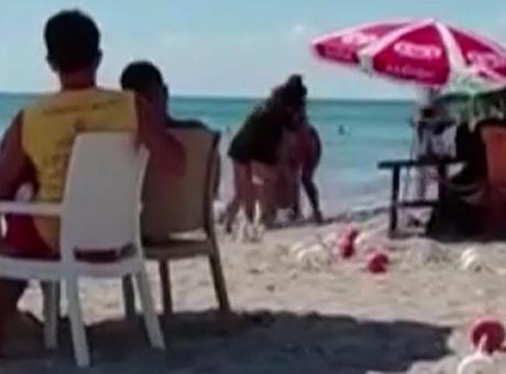Büyükçekmece’de plaj keyfi kabusa döndü! ‘Sigara dumanı’ kavgasında kolunu ısırdı