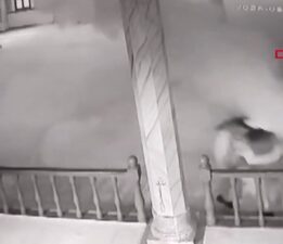 Camide yangın tüpünü birbirinin üzerine sıktılar