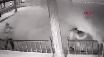 Camide yangın tüpünü birbirinin üzerine sıktılar