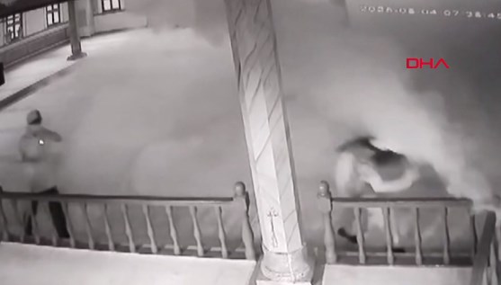 Camide yangın tüpünü birbirinin üzerine sıktılar