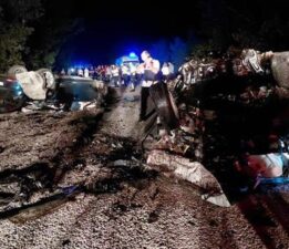 Çanakkale’de katliam gibi kaza! 6 kişi olay yerinde hayatını kaybetti