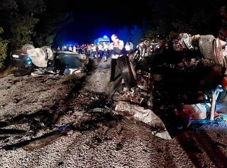 Çanakkale’de katliam gibi kaza! 6 kişi olay yerinde hayatını kaybetti