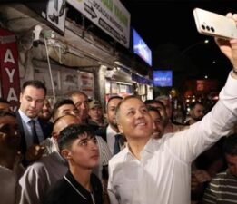 Çeşitli temaslarda bulunmak üzere ağrıda bulunan Bakan Yerlikaya esnafla buluştu