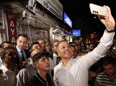 Çeşitli temaslarda bulunmak üzere ağrıda bulunan Bakan Yerlikaya esnafla buluştu
