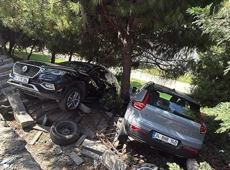 Cip sürücüsü fren yerine gaza bastı! Araç ağaçlık alana düştü