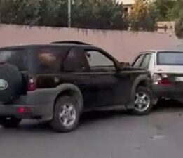 Cipiyle, kavga ettiği eşinin otomobiline defalarca çarptı! Araçlar hurdaya döndü