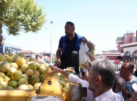 Cuma namazı çıkışı 5 ton yerli kavun ücretsiz dağıtıldı