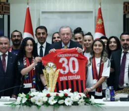 Cumhurbaşkanı Erdoğan, Yüksekovaspor Kadın Futbol Takımı’nı kabul etti