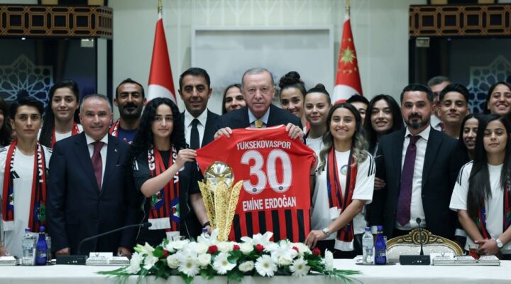 Cumhurbaşkanı Erdoğan, Yüksekovaspor Kadın Futbol Takımı’nı kabul etti