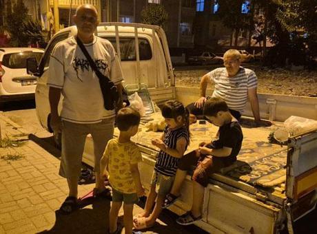 Deprem korkusu sokağa attı: Avcılar’da kamyonet kasasında deprem nöbeti