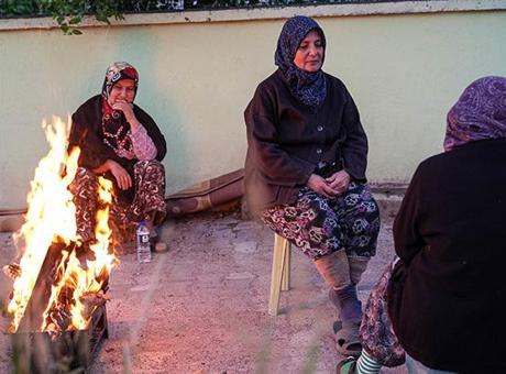 Depremin merkez üssü Sındırgı’da vatandaş geceyi sokakta geçirdi