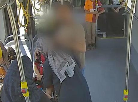 Direksiyondan insanlık dersi! Şoför fenalaşan çocuğu otobüsle hastaneye yetiştirdi