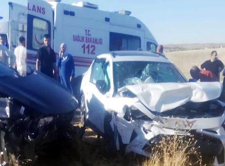 Diyarbakır’da feci kaza! İki otomobil kafa kafaya çarpıştı