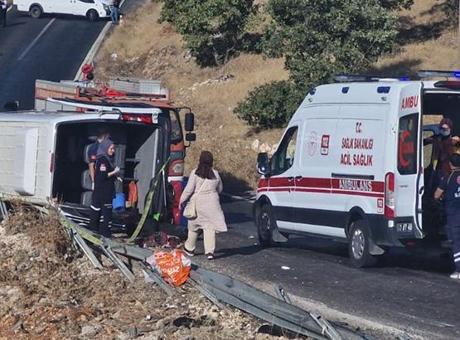 Diyarbakır’da minibüsün devrildiği kazada 1 kişi öldü, 3’ü ağır 16 yaralandı