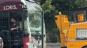 Esenyurt’ta metrobüs kazası! Yolcular tahliye edildi