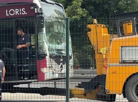 Esenyurt’ta metrobüs kazası! Yolcular tahliye edildi
