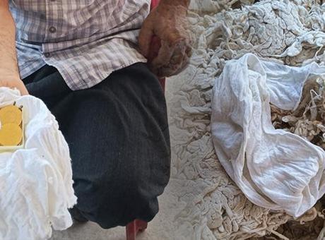 Eski yastıktan çıkan büyük sürpriz! Kılıfı açtı, gözlerine inanamadı
