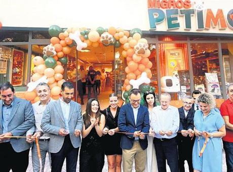 Evcil hayvanlar için ilk mağazasını açtı