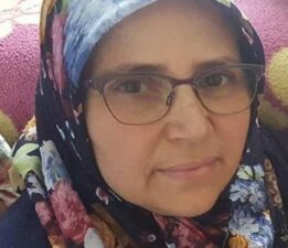 Feci ölüm! Sahipsiz köpeklerden kaçarken aracın altında kaldı