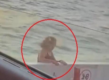 Feribotta ellerini bırakarak suya atladı! Yolcuların panik anları kamerada