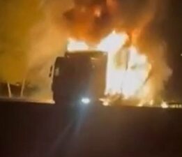 Film sahnesi gibi: TIR 8 kilometre yanarak gitti
