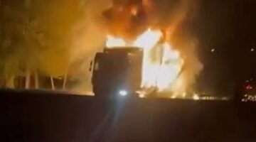 Film sahnesi gibi: TIR 8 kilometre yanarak gitti