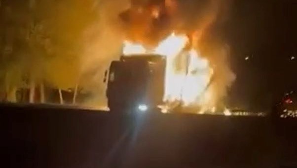 Film sahnesi gibi: TIR 8 kilometre yanarak gitti