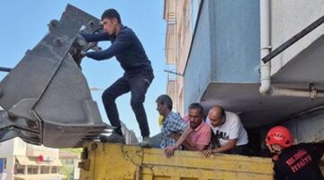 Freni boşalan hafriyat kamyonu iş yerine girdi! Kaza anı kamerada
