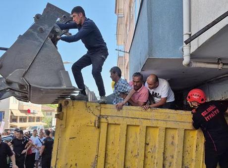 Freni boşalan hafriyat kamyonu iş yerine girdi! Kaza anı kamerada