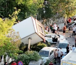 Freni patlayan kamyon kanala uçtu