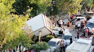 Freni patlayan kamyon kanala uçtu