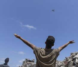 Gazze ‘açlıktan’ ölüyor! Etrafa saçılan mercimekleri elleriyle topladılar