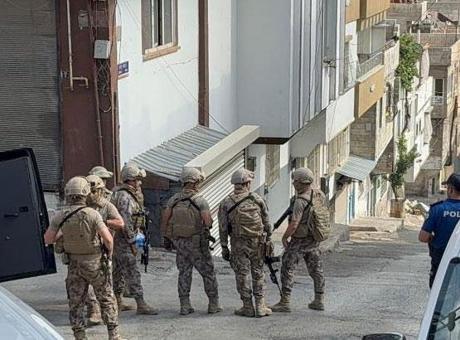 Gizli bölmede saklandı, özel harekat operasyonuyla yakayı ele verdi