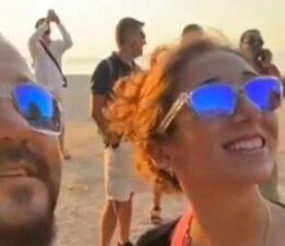 Görülmemiş şov: Doğacak çocuklarının cinsiyetini böyle ilan ettirdiler