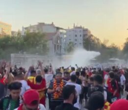Göztepe-Fenerbahçe maçı öncesinde İzmir sokakları karıştı: Ali Koç taraftar otobüsünde