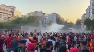 Göztepe-Fenerbahçe maçı öncesinde İzmir sokakları karıştı: Ali Koç taraftar otobüsünde
